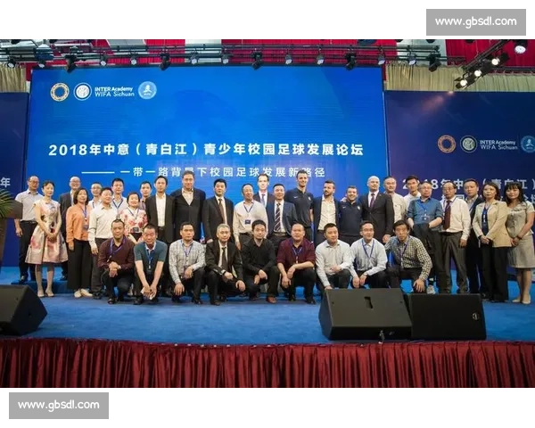 新时代背景下足球校园融合创新发展路径探索与实践策略研究分析论